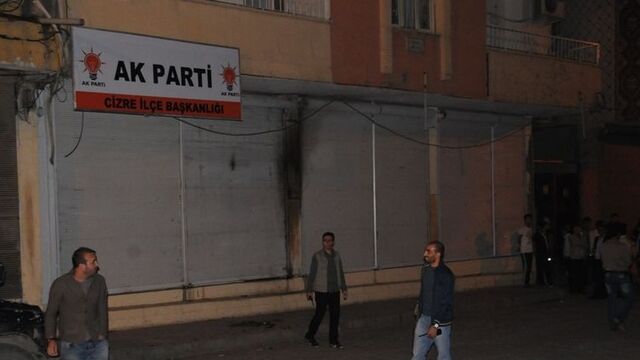 AK Parti ilçe binasına saldırı!