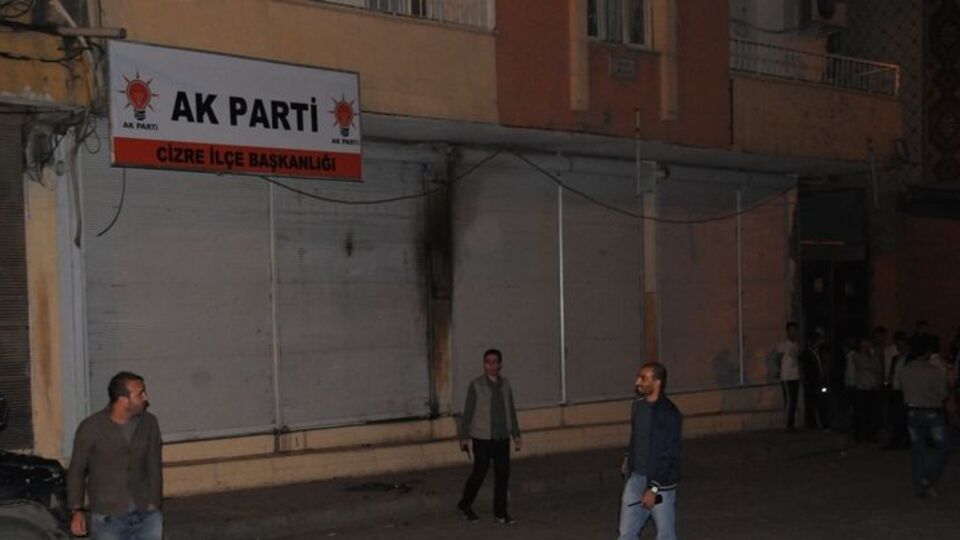 AK Parti ilçe binasına saldırı!