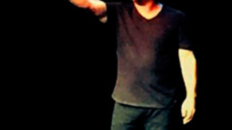 Cem Yılmaz kırdı geçirdi!