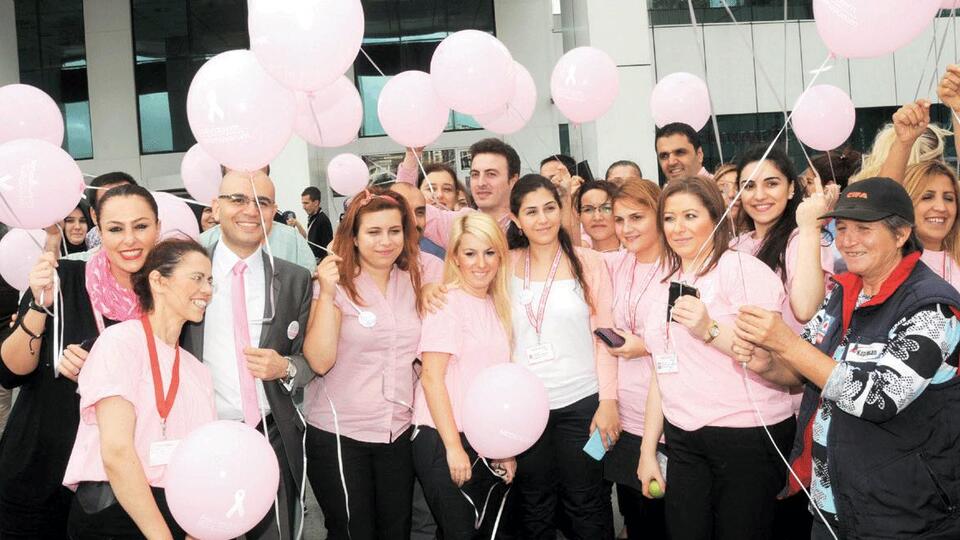 1000 pembe balon, meme kanseriyle savaş için uçtu