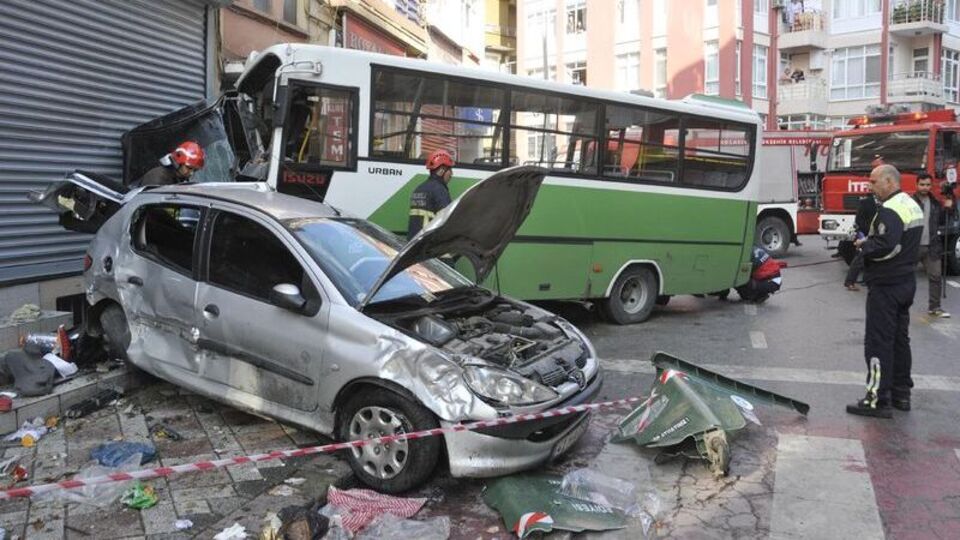 Freni boşalan otobüs otomobillere çarptı