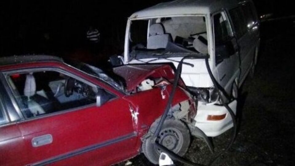 Kütahya'da otomobil ile minibüs çarpıştı