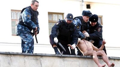 Rus ressam protesto için kulağını kesti!