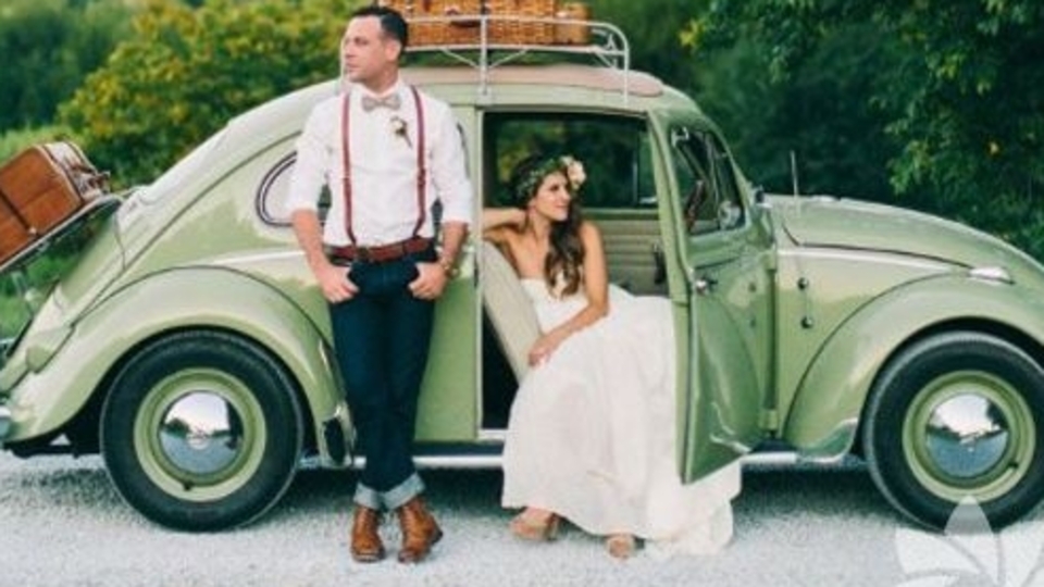 Gelin ve damat fotoğraf çekimi için pozlar