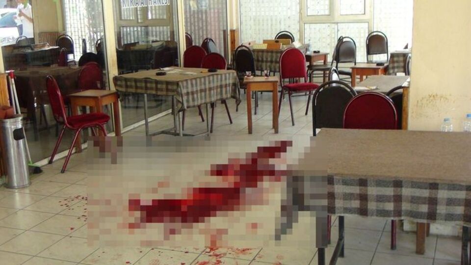 Karısını kaçıran kişiyi boğazını keserek öldürdü