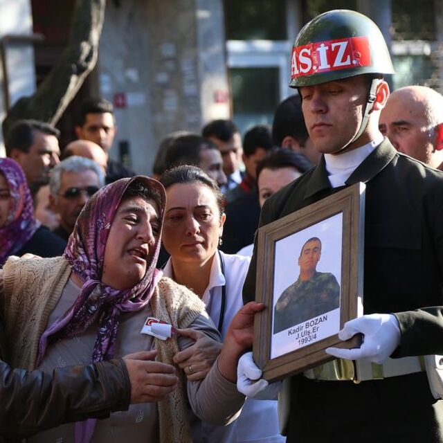 Şehit er ağıtlarla uğurlandı