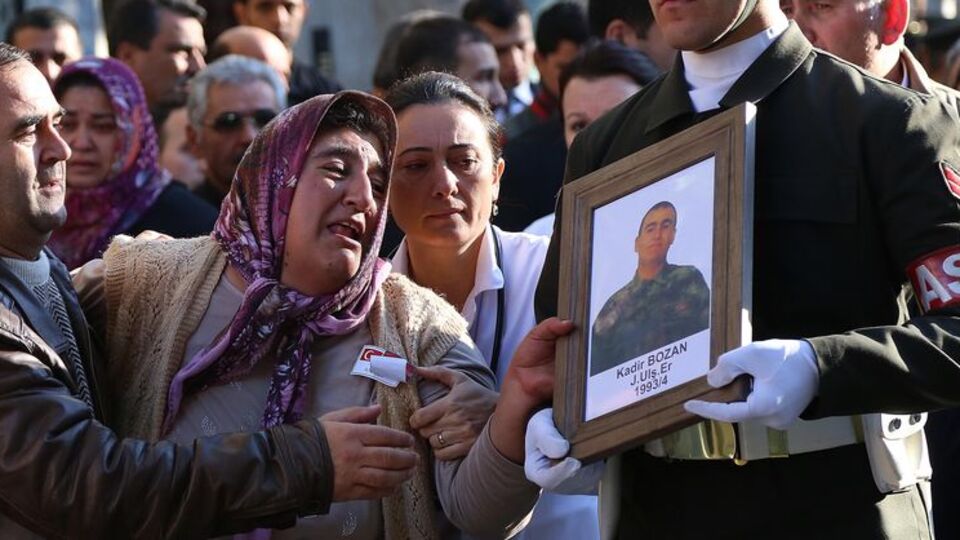 Şehit er ağıtlarla uğurlandı