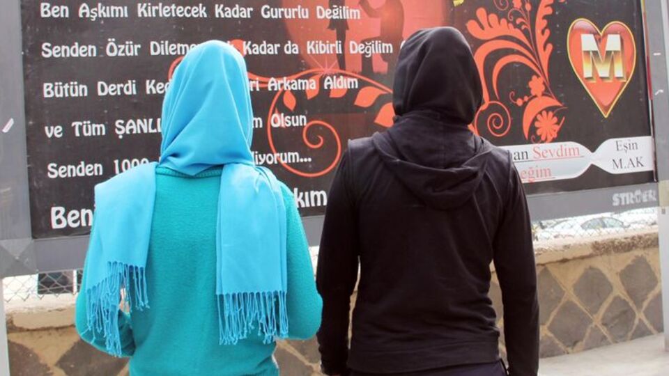 Gören bir daha bakıyor