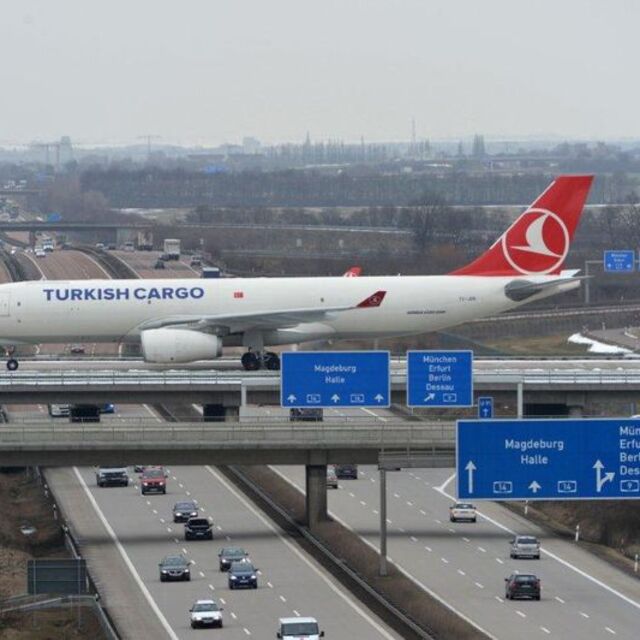 Köprünün üstünde uçak!