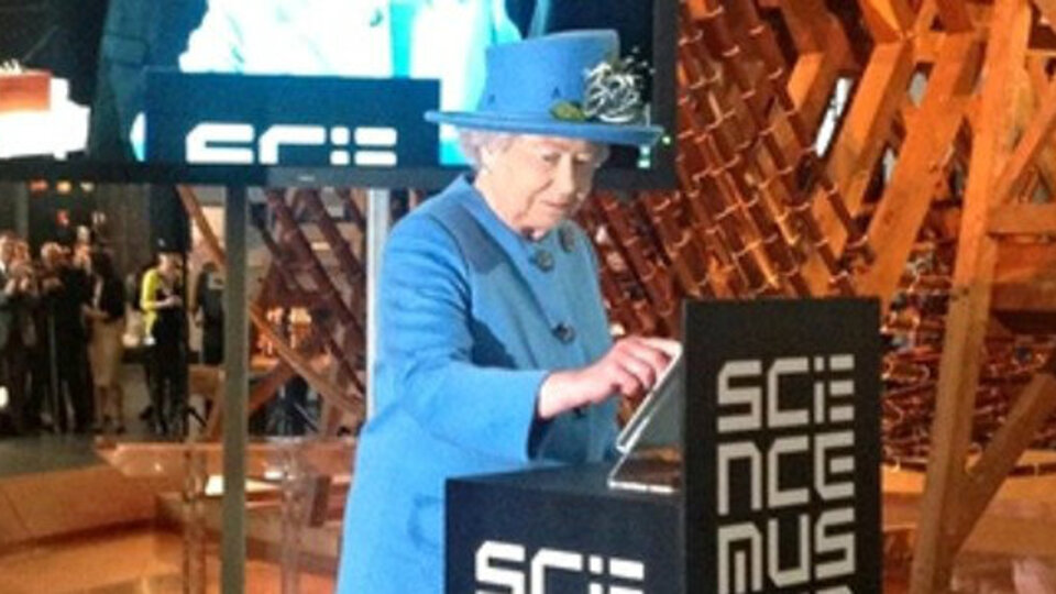 Kraliçe Twitter'da!