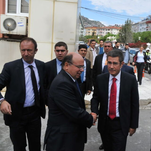 Bakan Canikli'nin konvoyunda kaza!
