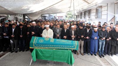 Tarikat şeyhi için sokakta binlerce kişi namaz kıldı