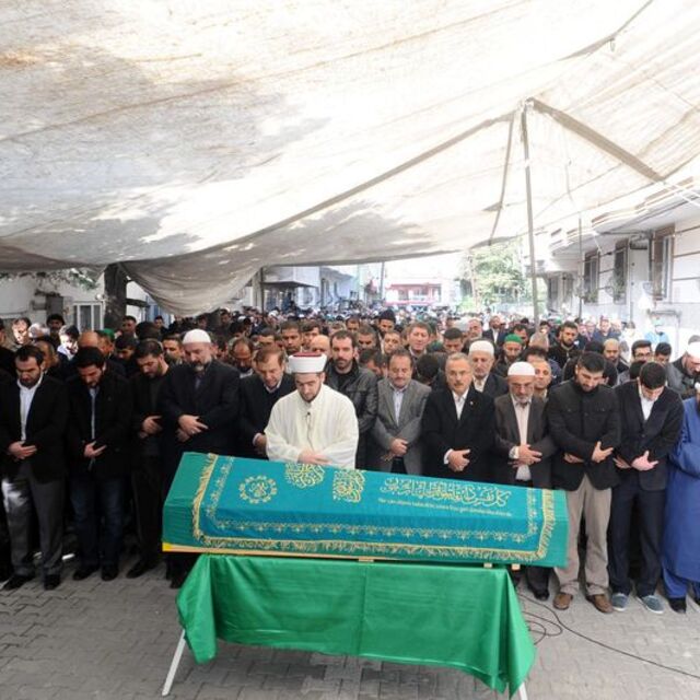 Tarikat şeyhi için sokakta binlerce kişi namaz kıldı