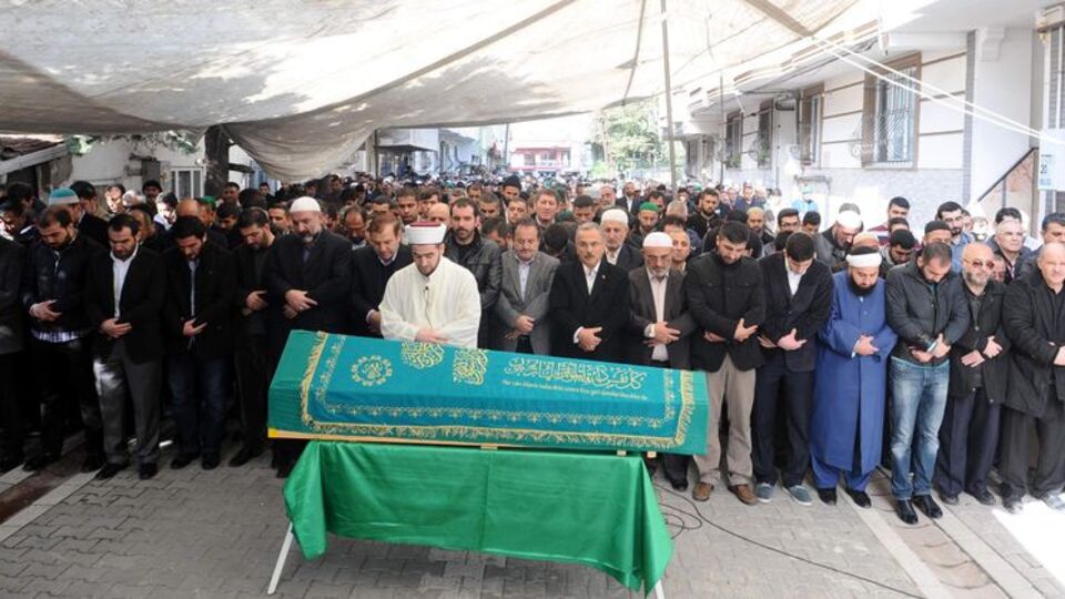 Tarikat şeyhi için sokakta binlerce kişi namaz kıldı