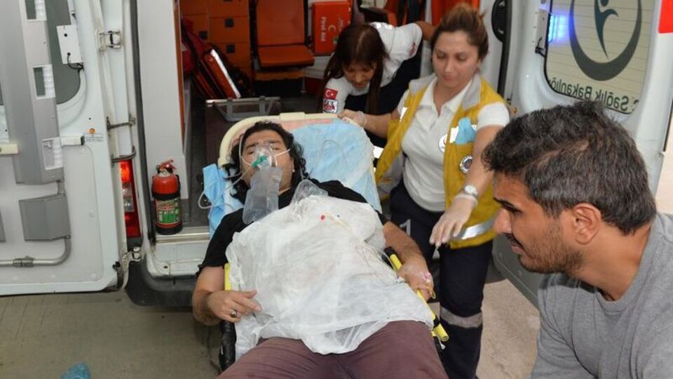 Kendisine kimlik soran polisi şişledi