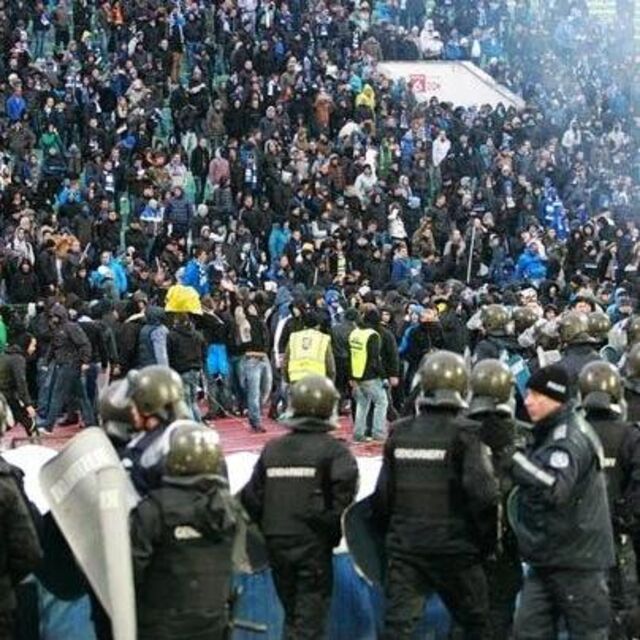 Derbide olay: 2 polis yaralandı