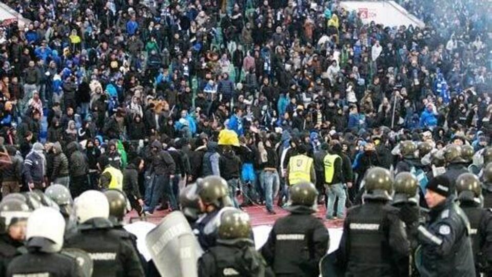 Derbide olay: 2 polis yaralandı