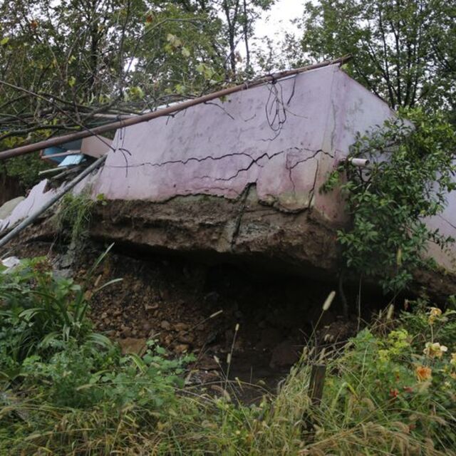 Kocaeli'de sel suları bir evi yıktı