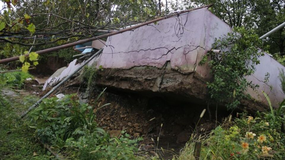 Kocaeli'de sel suları bir evi yıktı