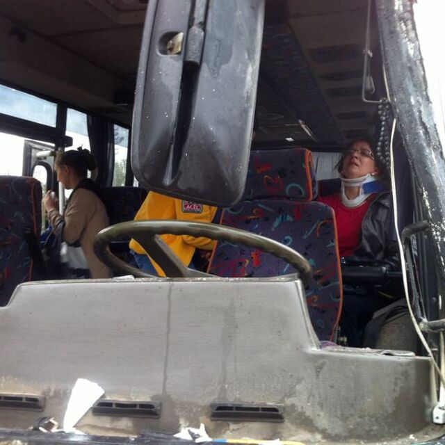 Minibüs ile otomobil çarpıştı!