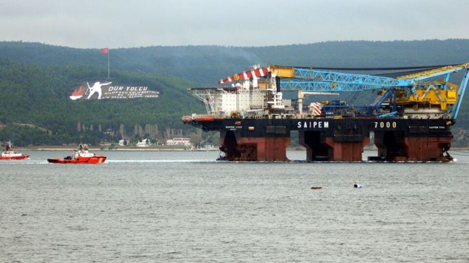 Dev inşaat gemisi Çanakkale Boğazı'ndan geçti