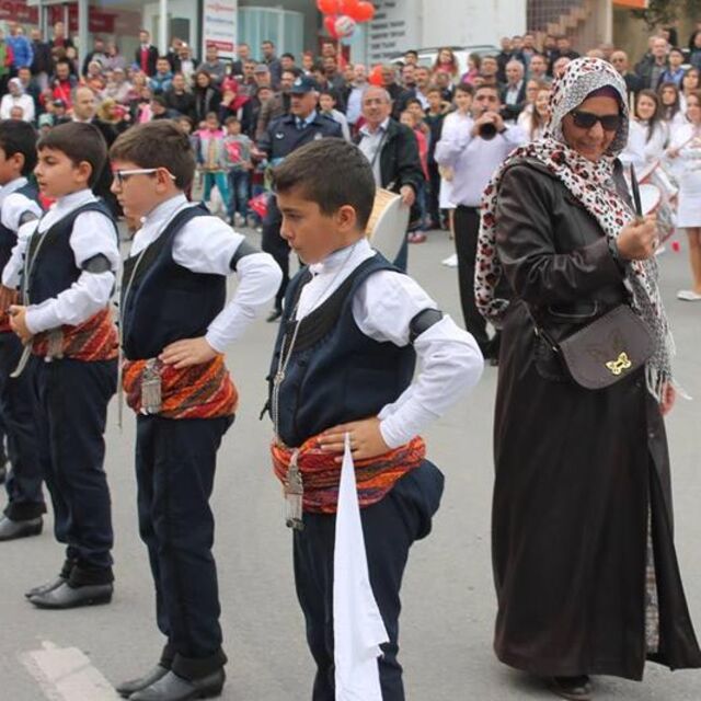 Cumhuriyet kutlamalarında bıçaklı kadın paniği!