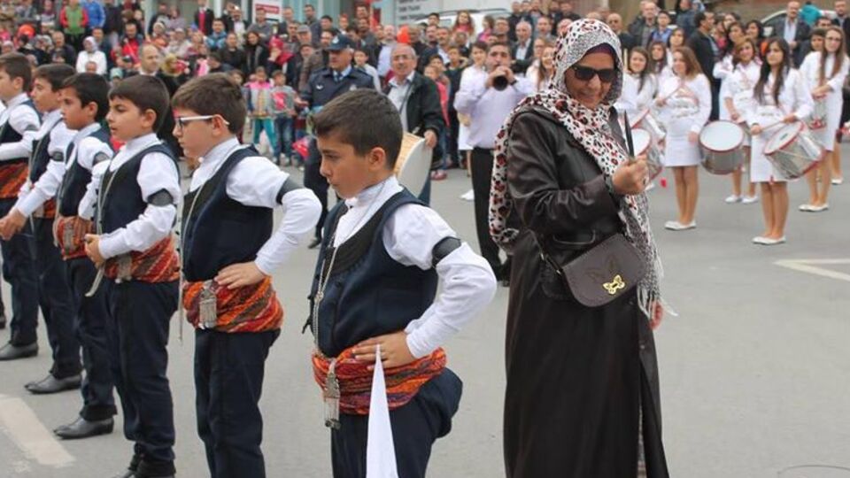 Cumhuriyet kutlamalarında bıçaklı kadın paniği!