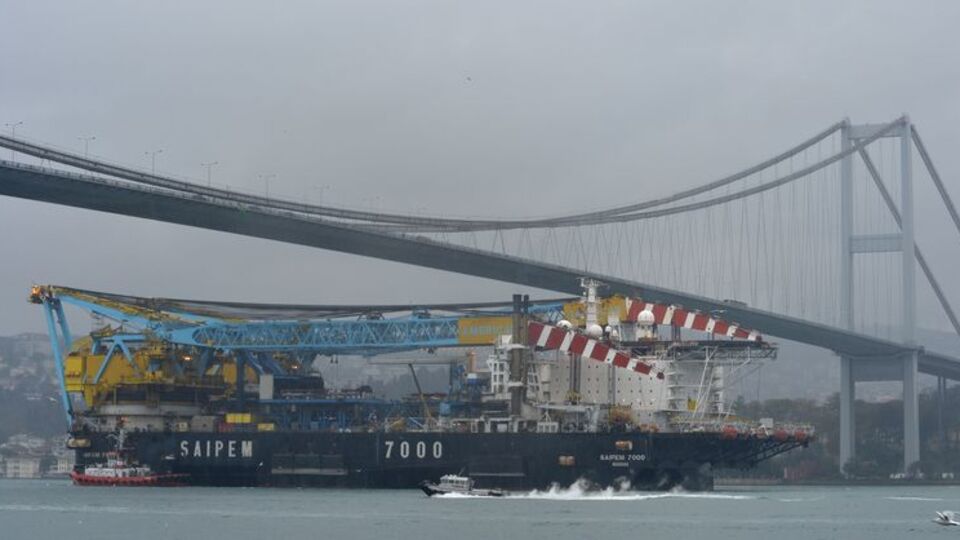 Dev inşaat gemisi İstanbul Boğazı'ndan geçti!