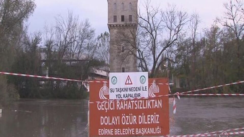 Tunca Nehri'nin debisi yükseldi, köprüler kapatıldı!