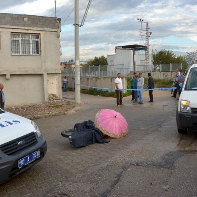 Kara çarşaflı, pembe şemsiyeli kişi 2 kişiyi vurdu