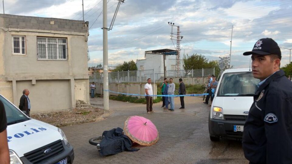 Kara çarşaflı, pembe şemsiyeli kişi 2 kişiyi vurdu