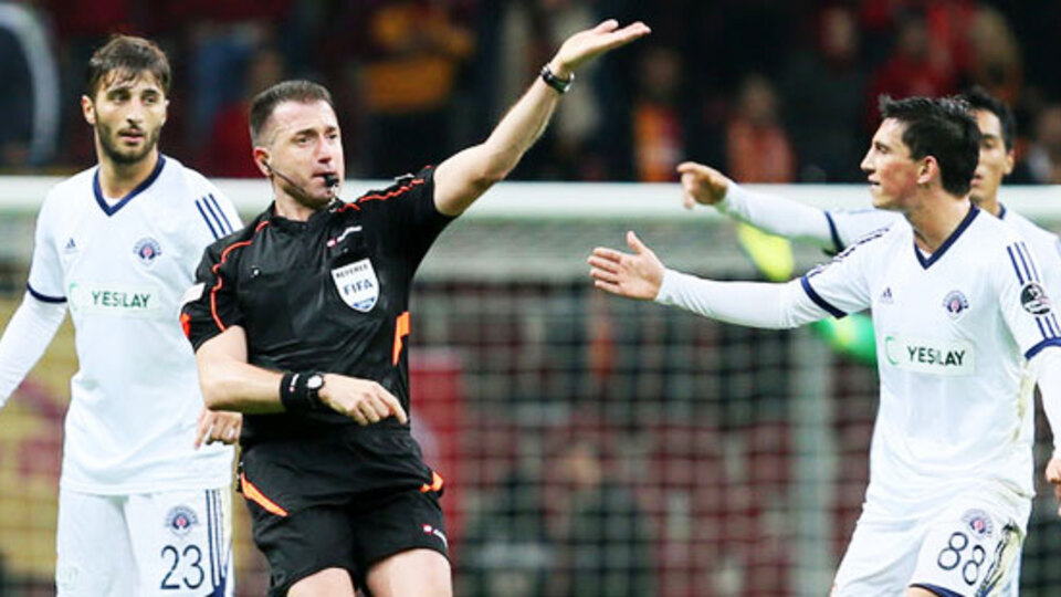 "Onurları varsa hemen istifa etsinler"