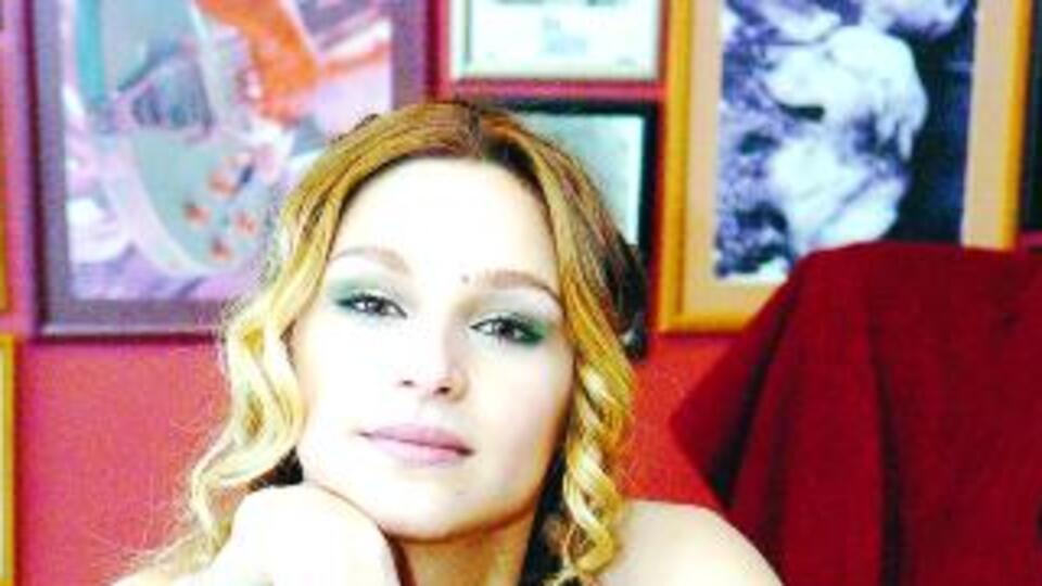 Popstar Firdevs evlendi