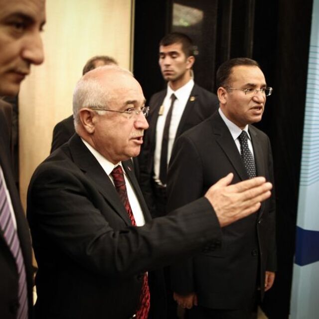 Cemil Çiçek'ten 'parti kapatma' açıklaması