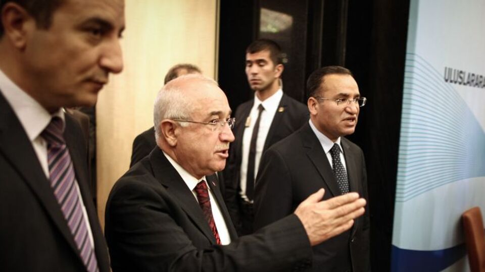 Cemil Çiçek'ten 'parti kapatma' açıklaması