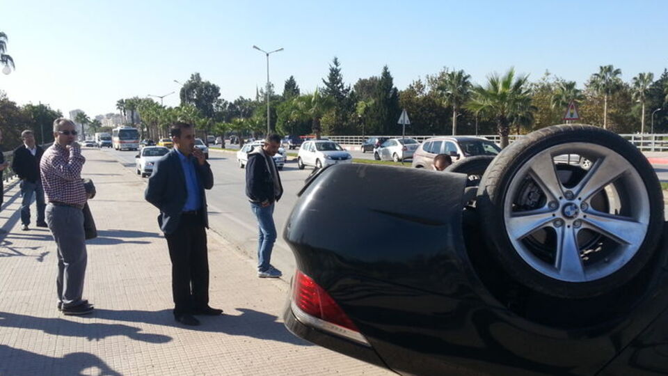 Adana'da lüks otomobil takla attı: 2 yaralı