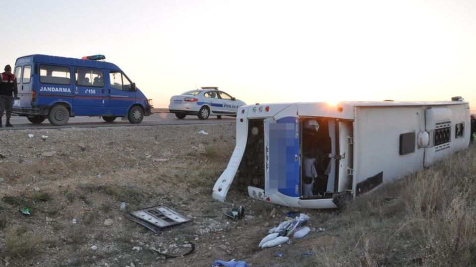 Afyonkarahisar'da otobüs devrildi: 33 yaralı
