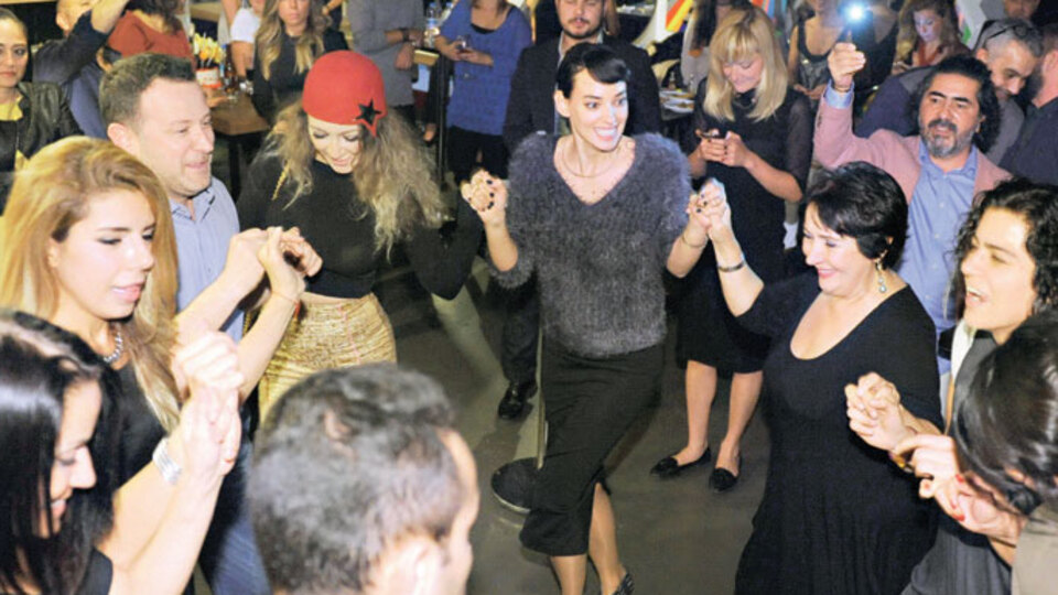 Kuaförde halay çektiler