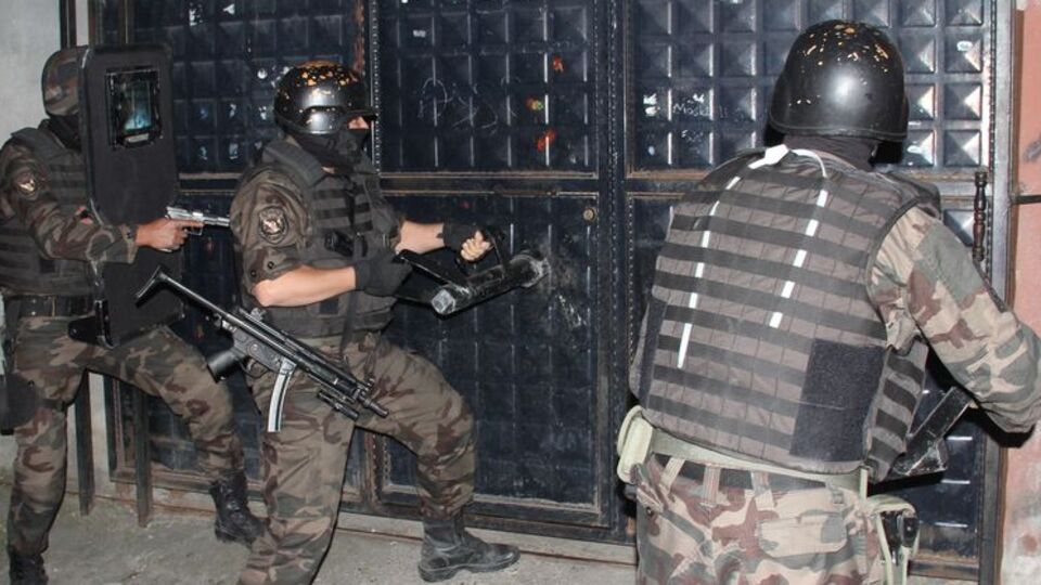 Filmleri aratmayacak uyuşturucu operasyonu