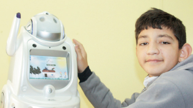Zihinsel engelli çocuklara 'robot' öğretmen