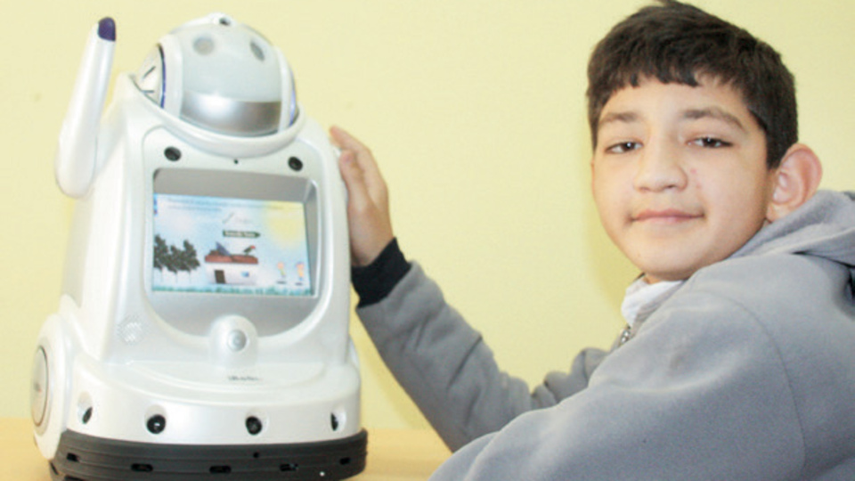 Zihinsel engelli çocuklara 'robot' öğretmen