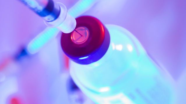 Ebola aşısı test ediliyor