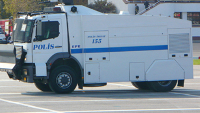 TOMA bu kez para saçtı!