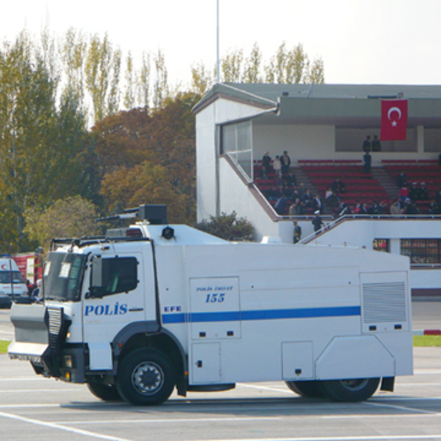 TOMA bu kez para saçtı!