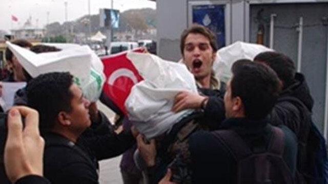 İstanbul'da ABD askerlerinin başına çuval geçirdiler