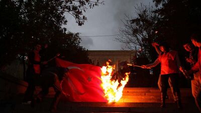 Türk Bayrağı'nı yakan çocuklar yakalandı