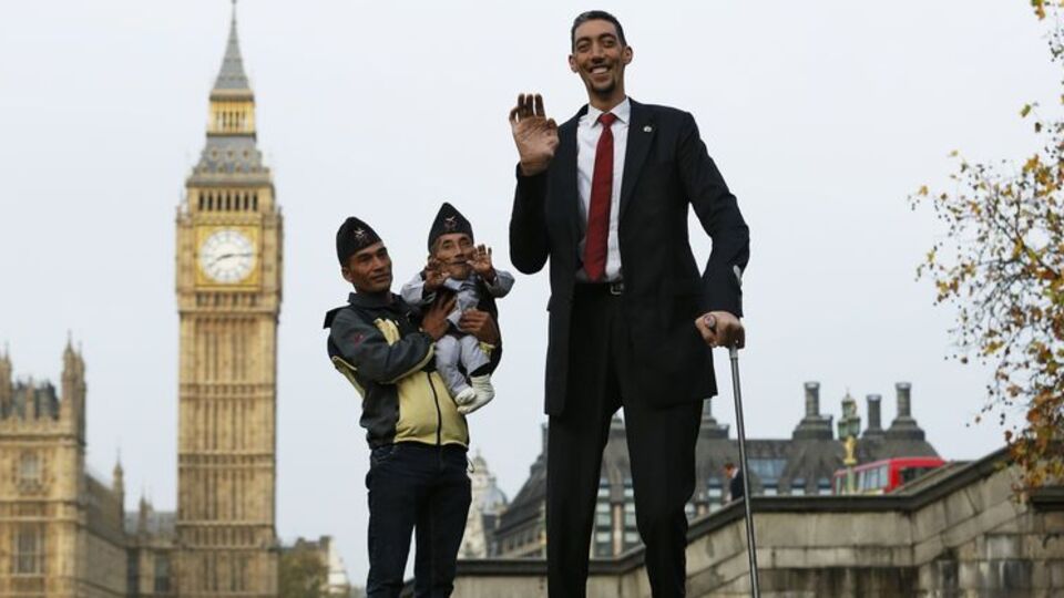 Dünyanın en uzun ve en kısa adamı bir araya geldi