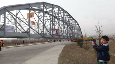 Tarihi köprü yeni yerine konuldu