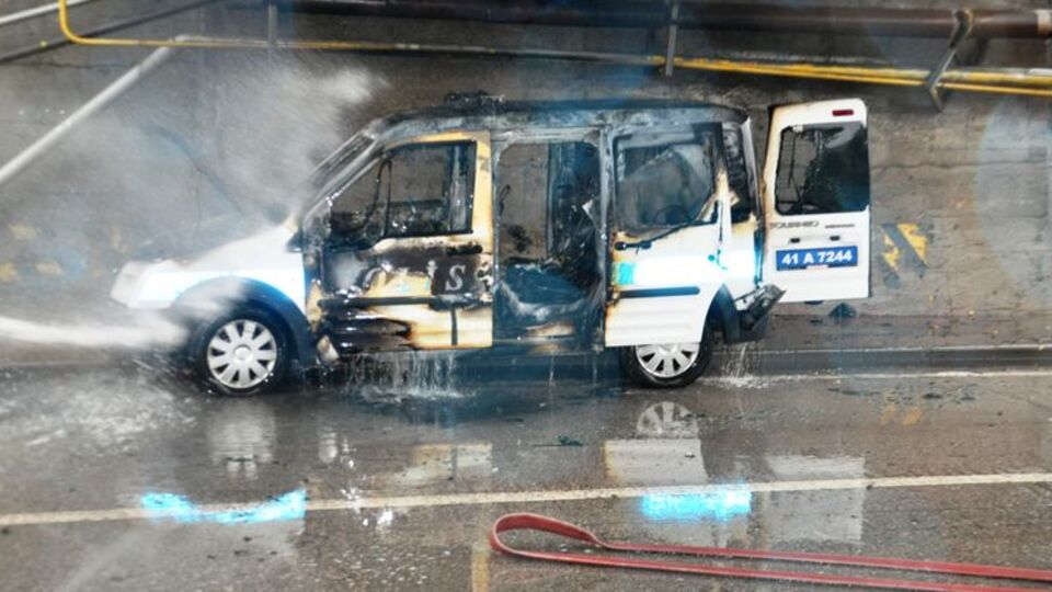 Seyir halindeki polis aracı yandı