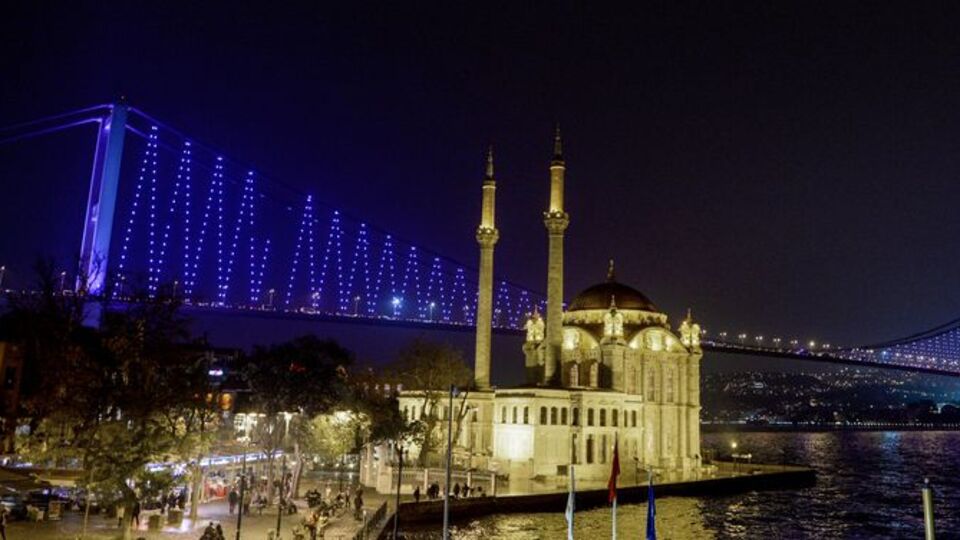 Boğaziçi Köprüsü bu kez onlar için ışıklandırıldı